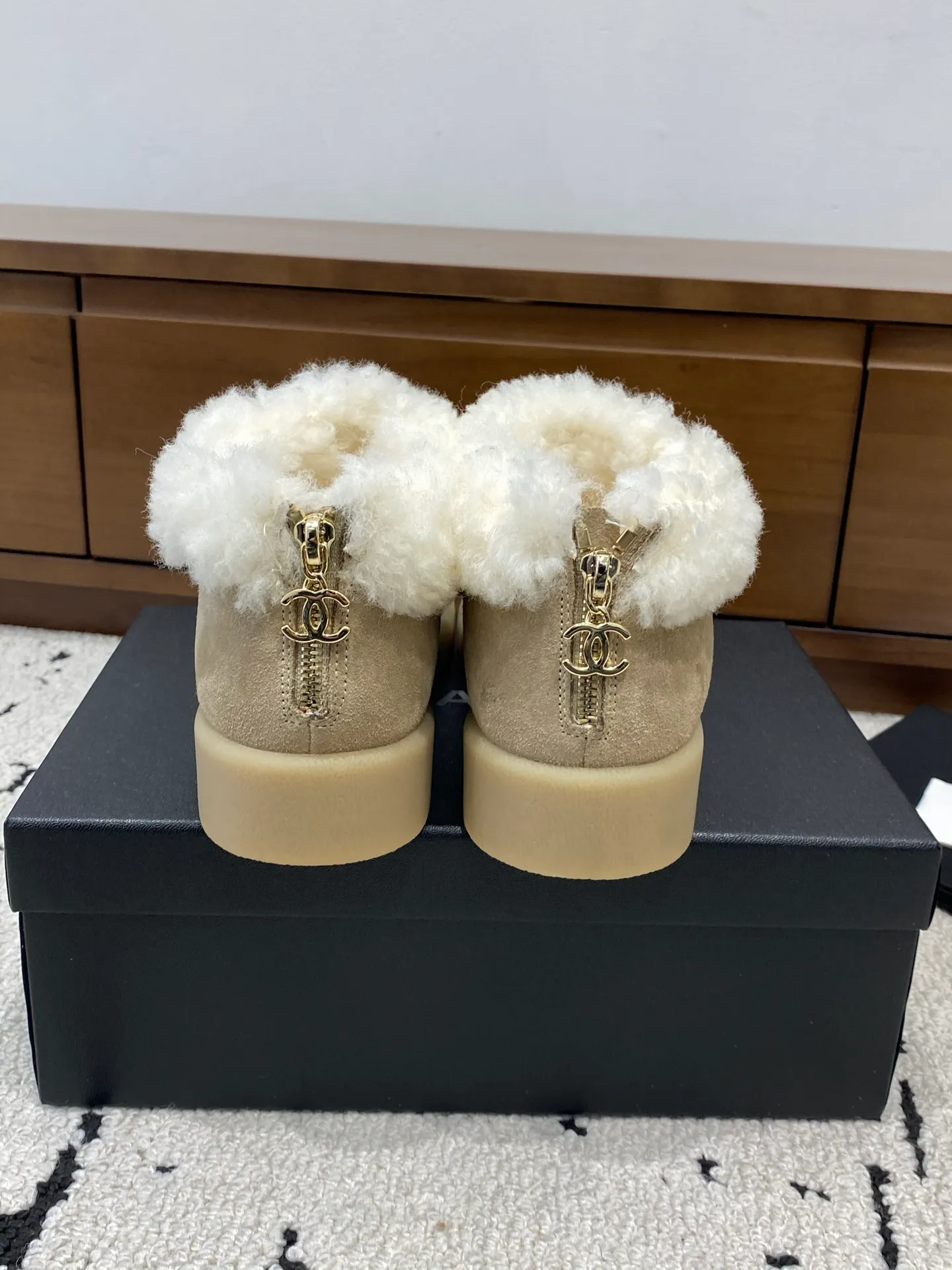 👟👟Ex-factory price 640👟👟 🍀Chanel 2025 autumn and winter style wool shoes Chanel new autumn and winter genuine wool slippers and boots Xiaoxiang 2025 autumn and winter one of the most beautiful snow boots Classic, beautiful and warm snow boots ❤️super warm! It's enough to have it this winter, it's really beautiful and fairy~ Materials and craftsmanship: The upper is made of custom sheepskin/wool/sheepskin, and the inner pads are all made of wool. It feels very soft and comfortable! The sole is the original TPU outsole Size: 35-39 (40.41 customized, non-refundable)